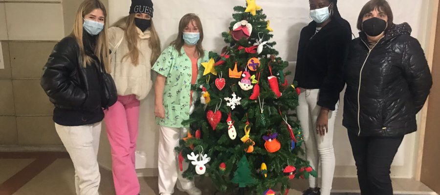 Guarnim l’arbre de Nadal de l’aula hospitalària de l’Hospital Arnau de Vilanova