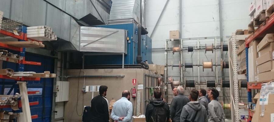 Els alumnes dels cicles de grau mitjà d’instal•lacions visiten el magatzem de fontaneria i material elèctric de Saltoki